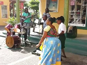 Puta le da la cabeza ...