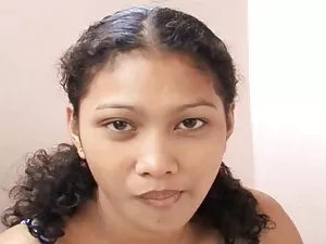 Hermosa morena asiát ...