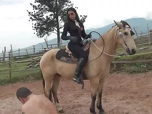 Lizzie Montero juega ...